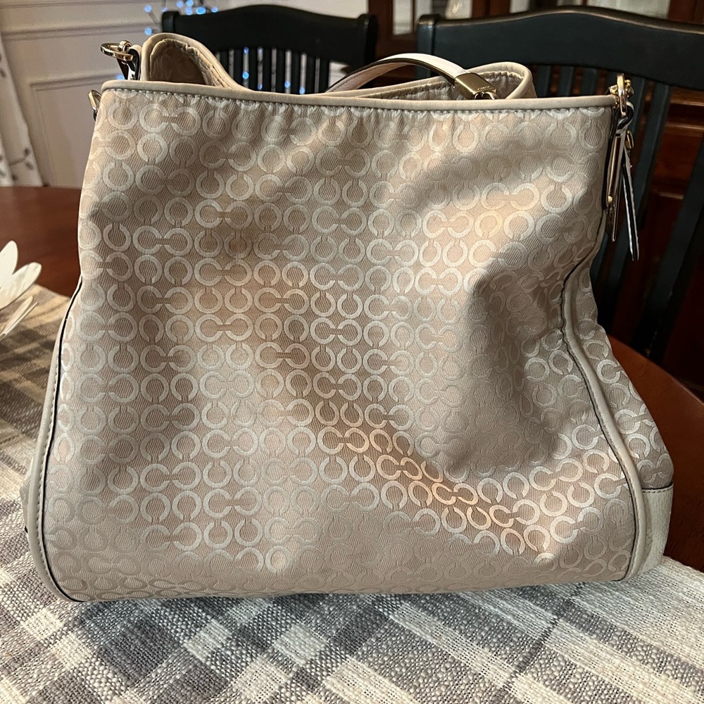 Coach shoulder bag white/cream with small signature c design.